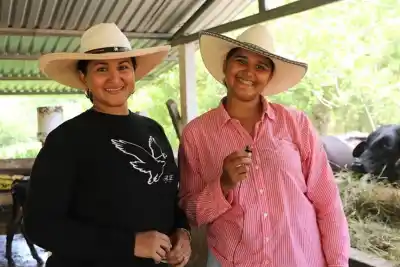 Dejaron sus profesiones en la ciudad y se mudaron al campo: hoy ordeñan casi cinco veces más leche