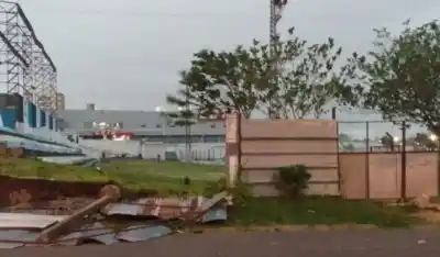 El viento no perdonó ni al club Peñarol: el tapial que terminó en plena calle Durán
