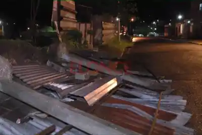 El viento tumbó columnas del club Peñarol y el muro quedó sobre la calle