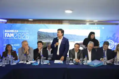 La intendente Fuentes viajó a Buenos Aires y se sumó a un reclamo que incomoda a Milei