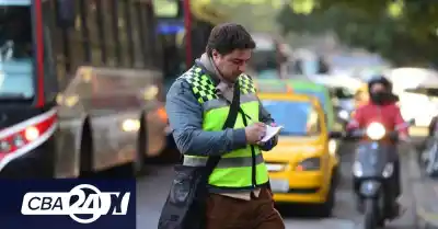 Llaryora cruzó a los inspectores de tránsito y les avisó qué va a pasar con el orden
