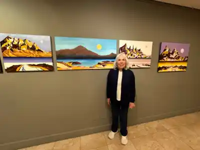 Rada Tilly se llena de color: una artista local expone 27 obras que juegan con la luz del sol