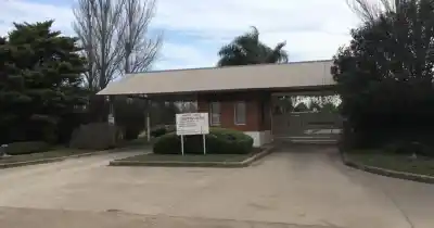 Entraron por la parte trasera y cortaron la luz: el minuto a minuto del asalto que mantuvo a una familia bajo amenaza