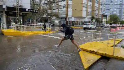 Lluvia, frío y ráfagas: el dato del jueves que te va a complicar la calle