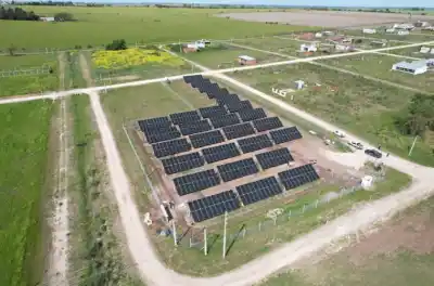 Enersa puso fecha: el parque solar de Aldea Brasilera ya tiene los paneles en el techo