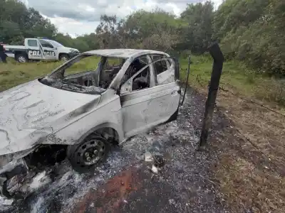 Un auto calcinado cerca del aeropuerto de Posadas: la pista que apareció en un video