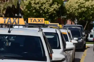 La nafta se duplicó y los taxis de Comodoro ya tienen nueva tarifa: cuánto sale viajar