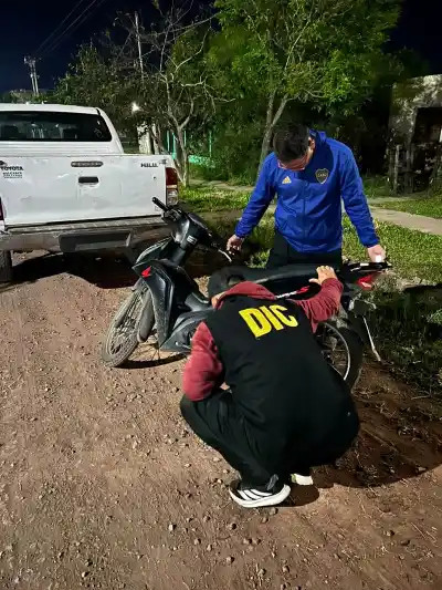 Le pegaron en la cara para robarle la moto: la encontraron en un pasaje oscuro