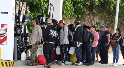 La postal que nadie esperaba en la frontera: bidones y botellas en los surtidores de Aguas Blancas