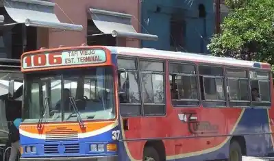 Chofer se desvanece al volante y genera un choque múltiple en plena calle