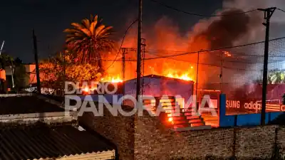 Incendio en un complejo de fútbol 5 de Añatuya: los bomberos llegaron y se encontraron con un panorama complicado