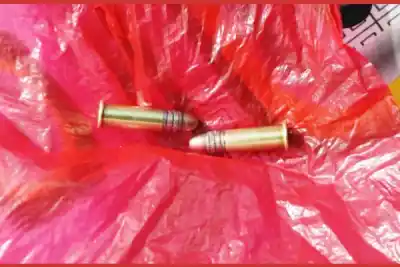 Una maestra encontró un envoltorio rojo en el patio de la escuela y lo que había adentro encendió las alarmas