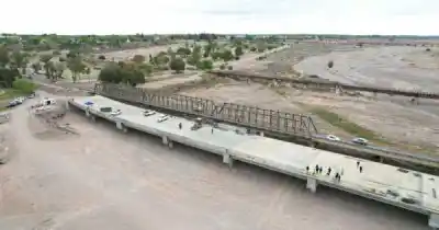 El puente que unía Luján y Perdriel desde 1898 tiene los días contados: la obra que lo reemplaza ya cruzó el río