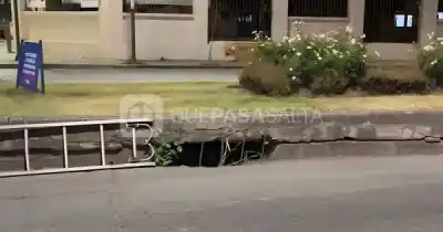 Cayó en una boca de tormenta en pleno centro de Salta y lo rescataron con una escalera