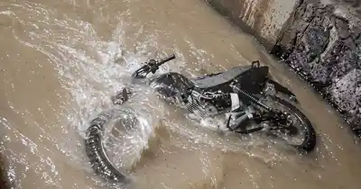 Manejaba su moto de noche por San Martín: lo que encontraron en el canal dejó todo sin explicación