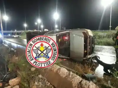 Volcó con su camioneta bajo el puente de la Autovía Norte: qué encontraron los bomberos al llegar