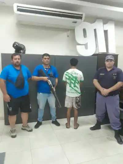 Vigilancia discreta en San Cayetano: el detalle que complicó a un joven de 26 años