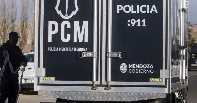 Chocaron contra un guardarraíl en Maipú: los dos terminaron dentro de una acequia y uno pelea por su vida
