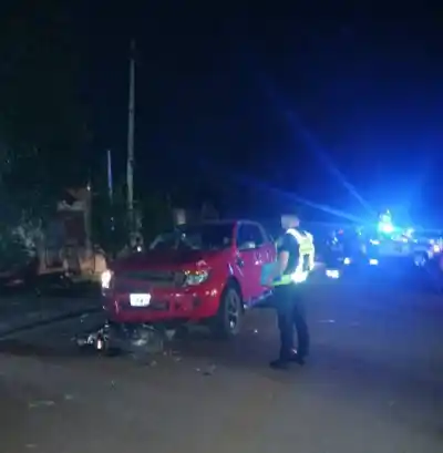 Chocaron en una esquina clave de Iguazú: la moto quedó a 20 metros y hay tres heridos