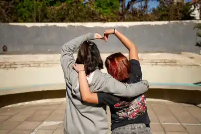 Dos hermanas de 11 y 13 años esperan una familia: cómo postularse para adoptarlas