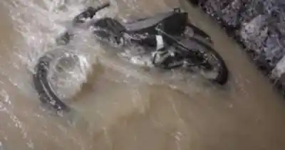 Manejaba su moto en Palmira y terminó dentro del canal de la rotonda: qué se sabe
