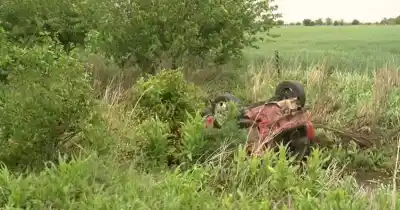 Iba por la ruta 34s con lluvia y terminó volcado en una zanja: cómo salió del auto