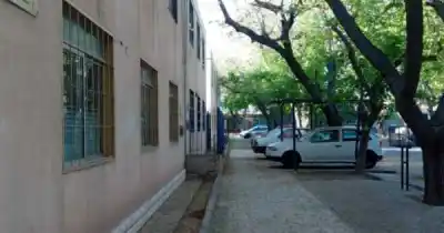 La esperaba en la puerta de su casa: a punta de pistola, le sacaron el auto en Las Heras