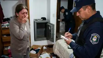 Se ausentó unas horas y volvió a una casa revuelta: la caja fuerte ya no estaba