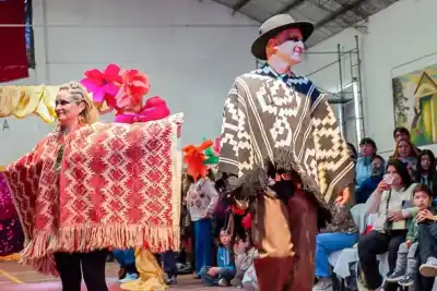 En Junín de los Andes, los ponchos centenarios volvieron a la pasarela y sorprendieron a todos
