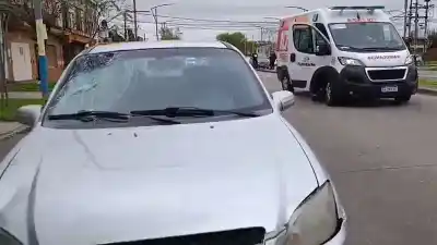 Un Corsa golpeó un espejo, siguió y levantó por el aire a dos hombres en zona oeste
