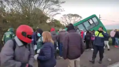 Accidente grave en Concepción: Colectivo y auto cayeron a la acequia