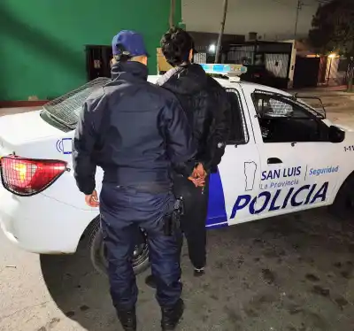 Lo esperaron escondidos en el alumbrado y cayó con la mochila llena