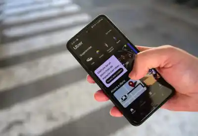 Una joven pidió un Uber para volver de la facultad y terminó bajando en un semáforo: su padre denunció lo que pasó adentro
