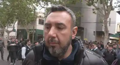 Colectiveros coparon la Subsecretaría de Trabajo con bombos y una condición para volver a las calles