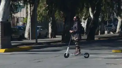 El monopatín que le compraste a tu hijo de 12 años no puede circular: la edad mínima que casi nadie respeta en Neuquén