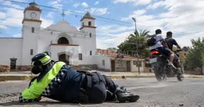 Controlaba el tránsito en Campo Quijano y una moto la embistió: la inspectora pelea por su vida