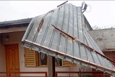 Quedó encerrada en su casa por la tormenta y los bomberos encontraron algo que no esperaban