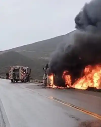 El colectivo que trasladaba petroleros a Sarmiento terminó envuelto en llamas: cómo bajaron todos