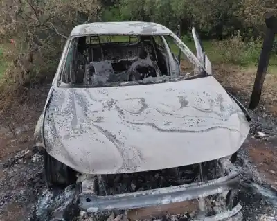 Encontraron un auto calcinado con un cuerpo adentro: los peritos volvieron al lugar y encontraron algo clave