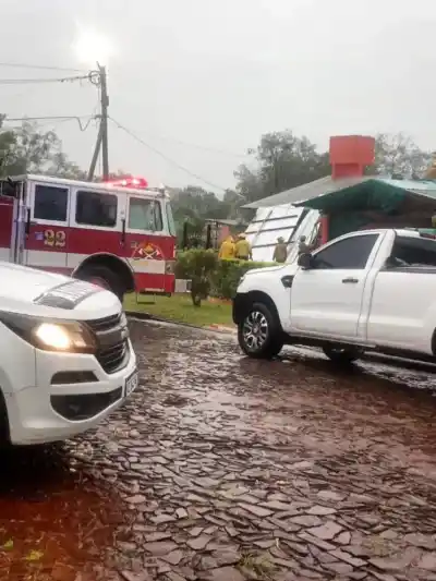 El temporal golpeó Cerro Azul y Alem: techos volados, un galpón dañado y una camioneta aplastada