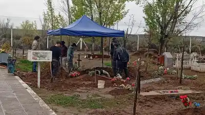 Un ex sepulturero confesó lo que vio en el cementerio de San Patricio del Chañar y ahora la Justicia Federal revisa seis tumbas NN