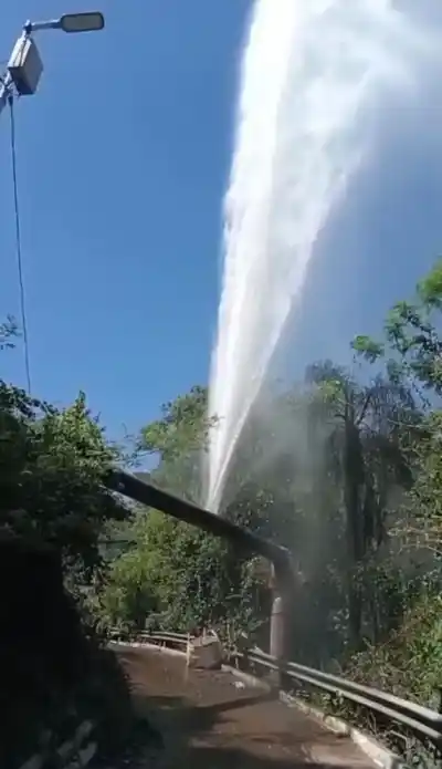 Una comadreja quedó calcinada en un transformador y el apagón terminó perforando una cañería del IMAS en Iguazú