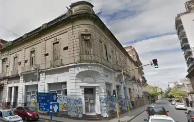 Edificio abandonado con grietas severas obliga a cortar una calle céntrica por riesgo de derrumbe