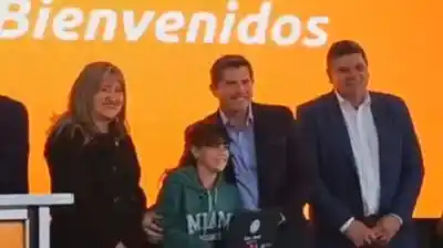 Sarmiento: la jornada de Orrego dejó computadoras para los chicos y un parque solar en Retamito