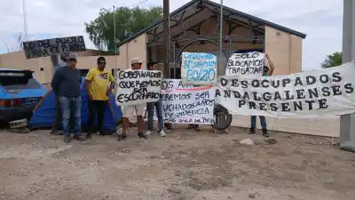 Los artesanos de rodocrosita armaron carpa frente a CAMYEN y hay un pedido que no les responden