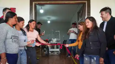 Diez vecinas de Tapso se capacitan para fabricar la ropa que hoy compra afuera