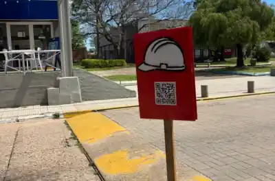 Carteles rojos sin firma aparecieron en Federación: qué hay detrás del casco y el QR