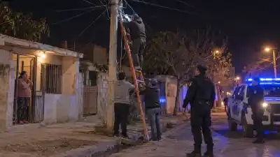Se subió a una escalera en plena calle para "colgarse" de la luz: lo que pasó después terminó con cuatro aprehendidos