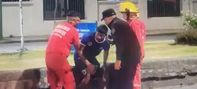 Gritaba pidiendo ayuda desde una alcantarilla en pleno centro de Salta: así lo rescataron