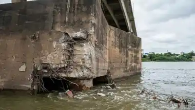 Un remolcador chocó contra el puente Chaco-Corrientes y los marítimos apuntan contra Sturzenegger